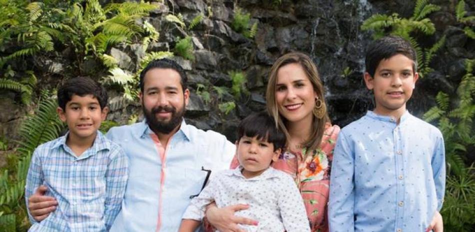 Alejandro Ramírez y Elisa Michelen junto a sus tres hijos.