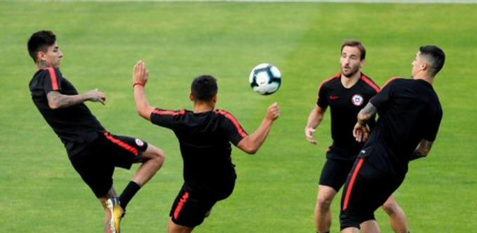Jugadores de Chile entrenan previo a su importante partido ante Colombia