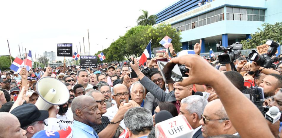 Legisladores y seguidores del expresidente Leonel Fernández durante la protesta ayer contra una eventual reforma constitucional. /VÍCTOR RAMÍREZ