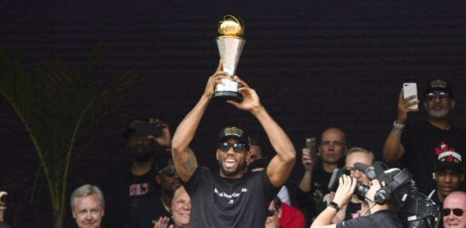 Kahwi Leonard aún celebra la conquista del campeonato en la NBA con los Raptors.
