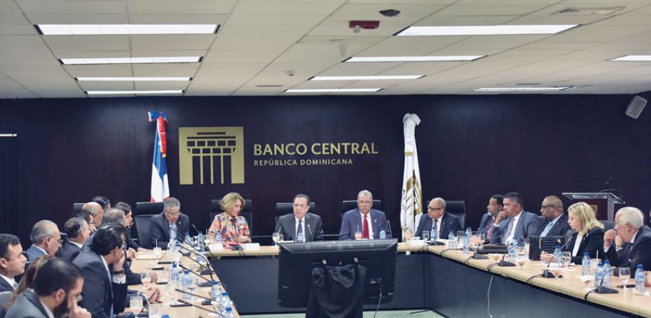 Héctor Valdez Albizu y directivos del BCRD y del Banco de Reservas. FUENTE EXTERNA