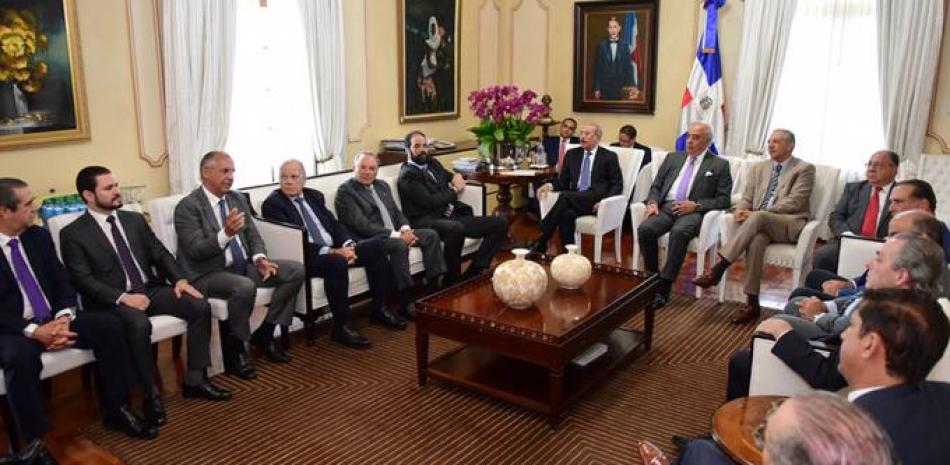 Encuentro del presidente Medina con empresarios que visitaron ayer Palacio Nacional. / FUENTE EXTERNA