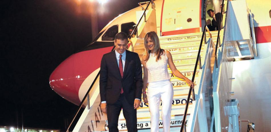 El presidente del Gobierno español, Pedro Sánchez, y su esposa Begoña Gómez llegan a Osaka, ayer. EFE