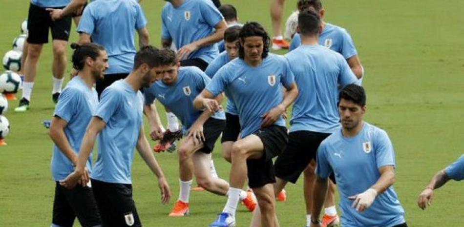 Momento de entrenamientos de la selección de uruguay que este sábado se enfrenta a Perú
