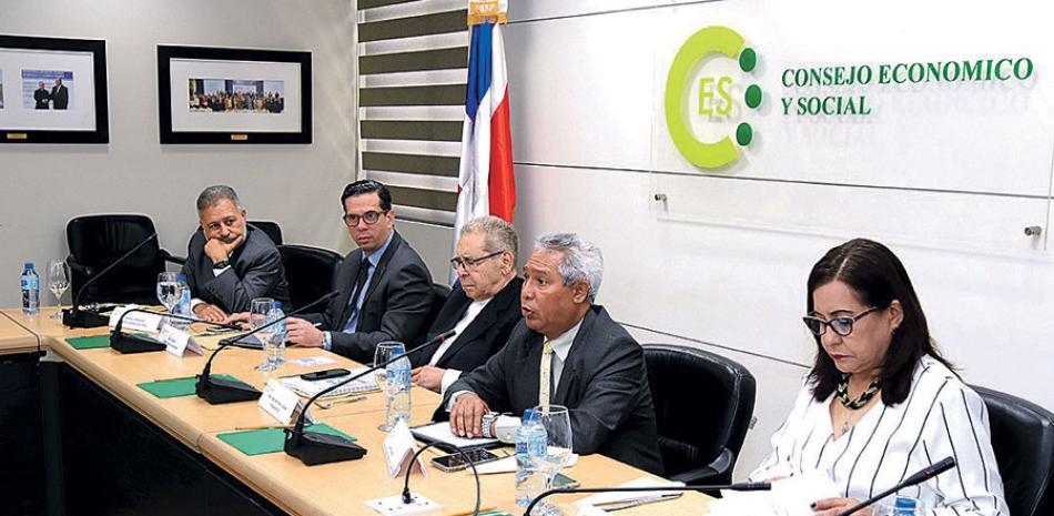 Isidoro Santana encabezó la comisión del MEPyD que presentó el Informe.