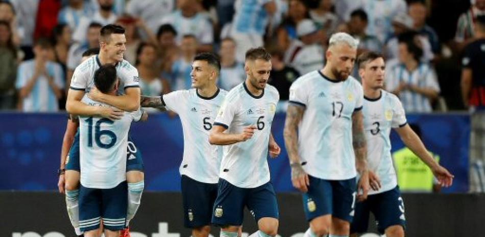 Giovani LO Celso celebra luego de marcar un gol en el aprtidoq ue Argentina triunfó este viernes.