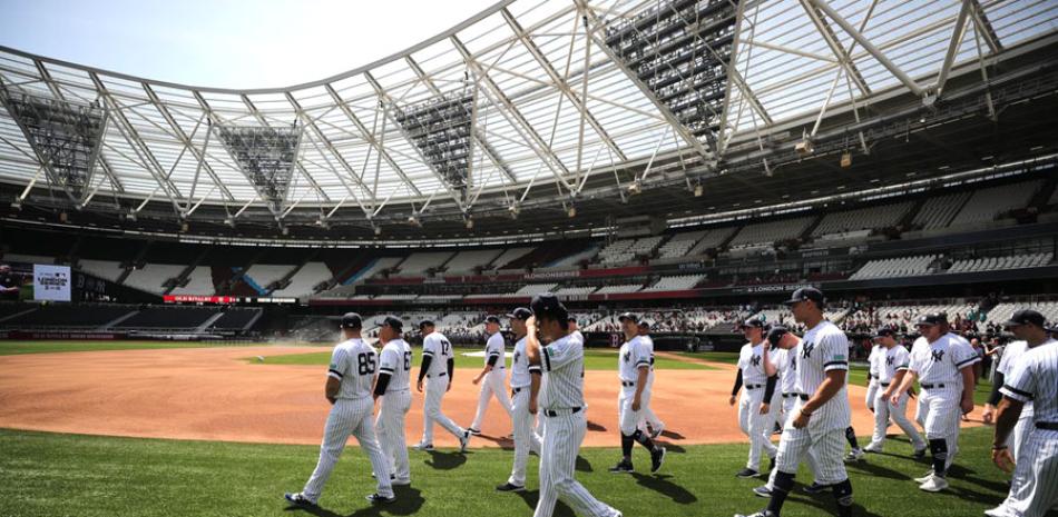 Jugadores de los Yankees al momento de ingresar al estadio de Londres. EFE / AFP