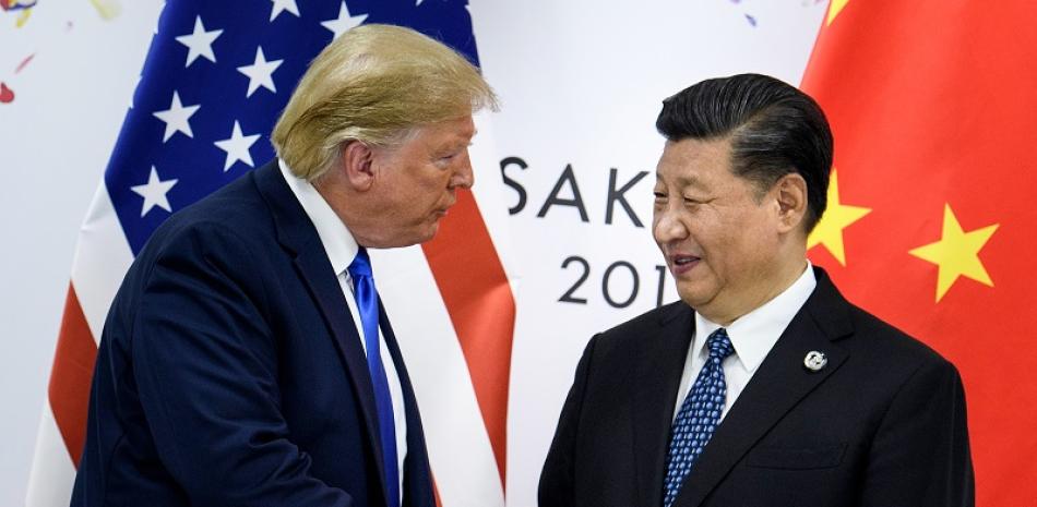 El presidente de China, Xi Jinping, le da la mano al presidente de los Estados Unidos, Donald Trump, antes de una reunión bilateral al margen de la Cumbre del G20 en Osaka. Brendan Smialowski/AFP