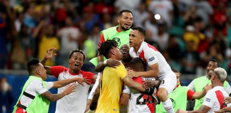 Jugadores de Perú festejan el triunfo alcanzado por su selección ante Uruguay
