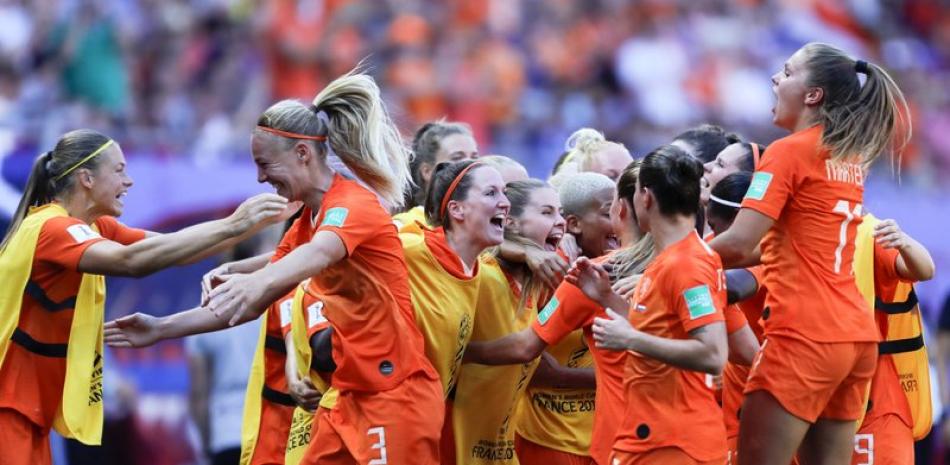 Jugadoras de Holanda festejan el triunfo alcanzado este sábado