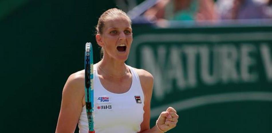Karolina Pliskova celebra luego de vencer a Angeline Kerver en la final de tenis