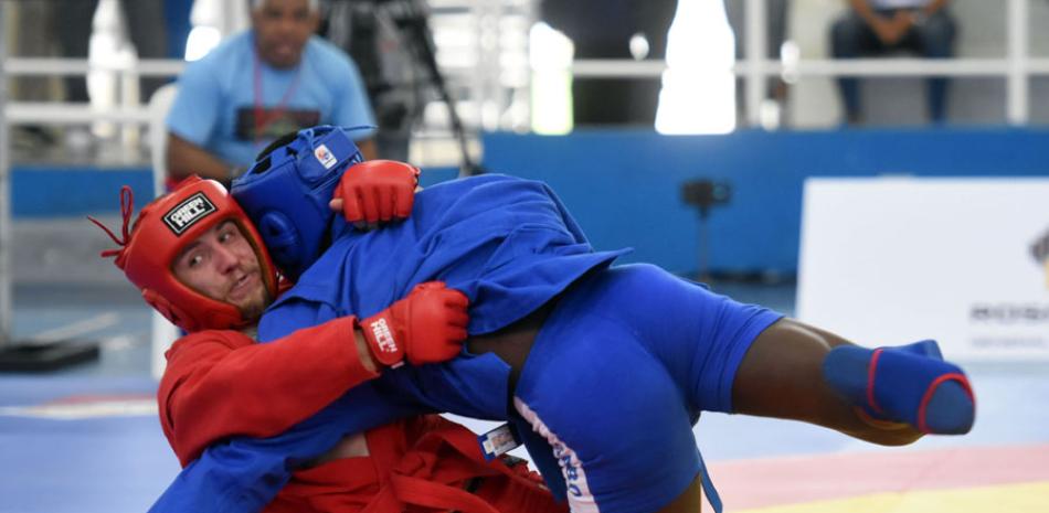 El dominicano Orlando Peralta derriba al brasileño Yuri turchetto, durante una de las peleas del Campeonato Panamericano de Sambo.