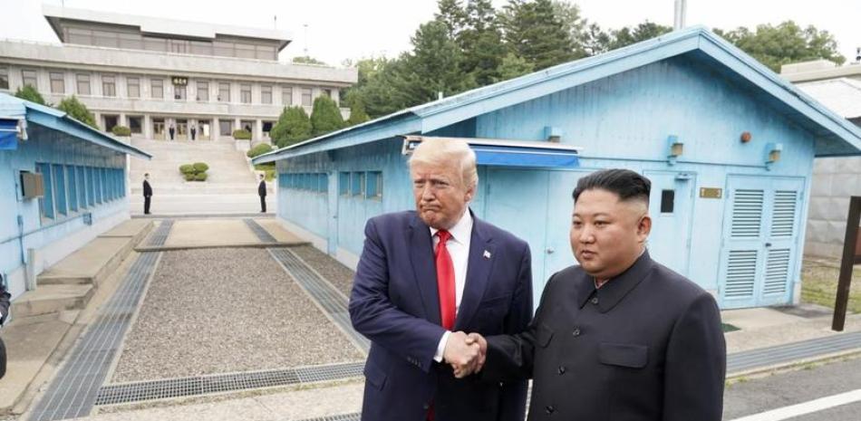 El líder norcoreano, Kim Jong Un (drcha), y el presidente estadounidense, Donald Trump, en la líena de demarcación quedivide Corea del Norte y del Sur, en Panmunjom.