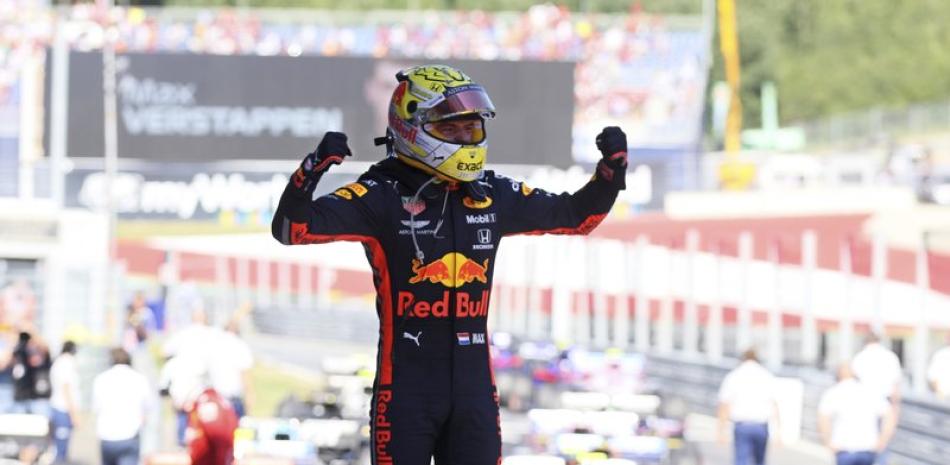 Max Verstappen levanta los brazos luego de ganar el Gran Premio de Austria