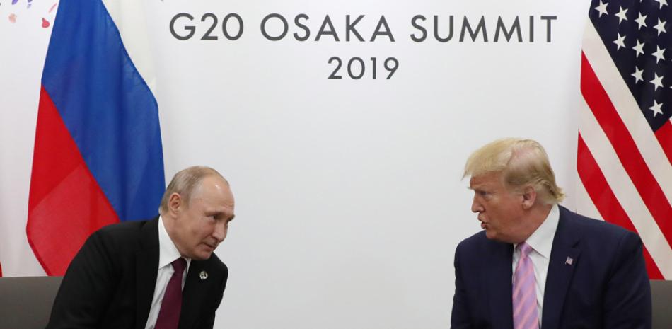 El presidente de Rusia, Vladímir Putin junto a su homólogo estadounidense, Donald Trump.