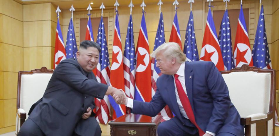 El presidente Donald Trump y el líder norcoreano Kim Jong-un se saludan. EFE
