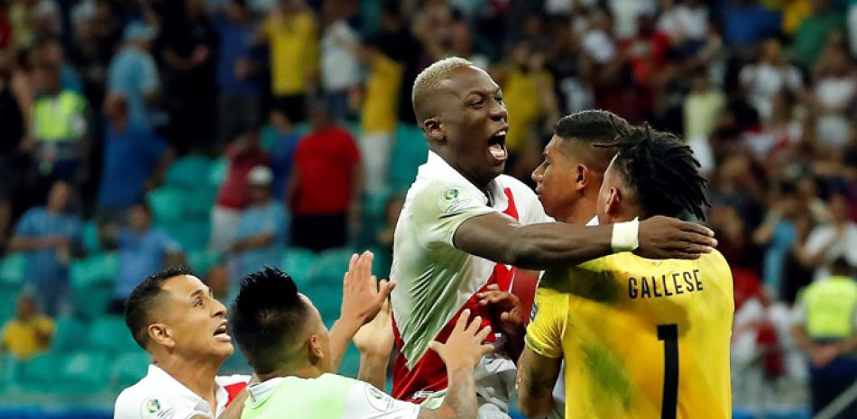 Jugadores de Perú celebran al ganar en la serie de penaltis a Uruguay para avanzar a la semifinal de la Copa América de Fútbol 2019. EFE