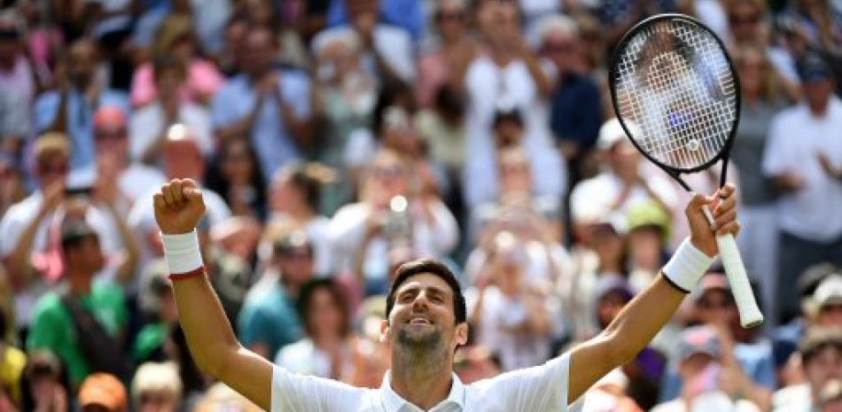 Novak Djokovic abre los brazos en señal de triunfo en la primera ronda de Wimbledon