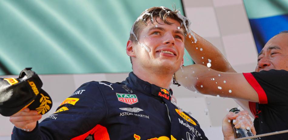 El piloto holandés Max Verstappen, del equipo Red Bull, festeja su victoria obtenida ese domingo en Austria. FUENTE EXTERNA