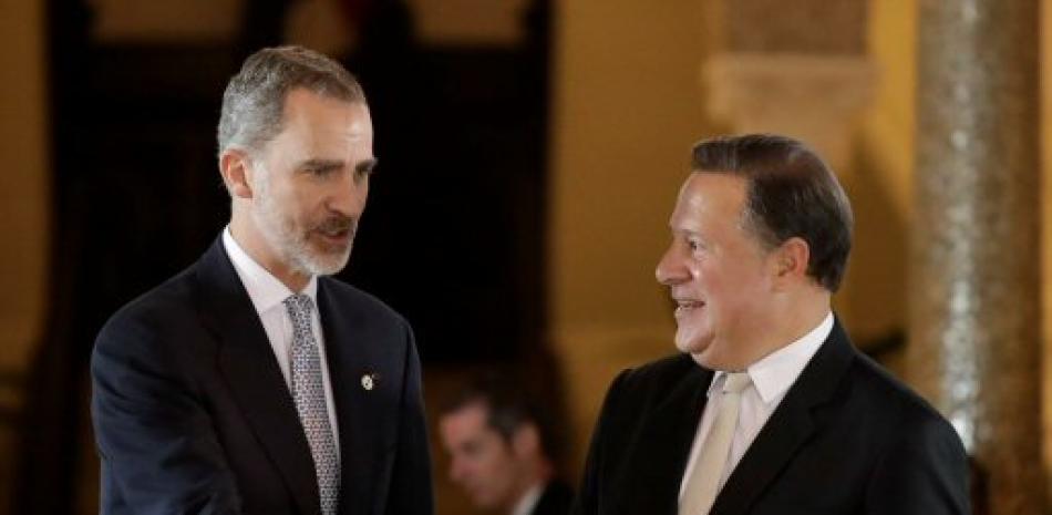 El rey de España, Felipe VI, conversa con el presidente de Panamá, Juan Carlos Varela. Foto AP.