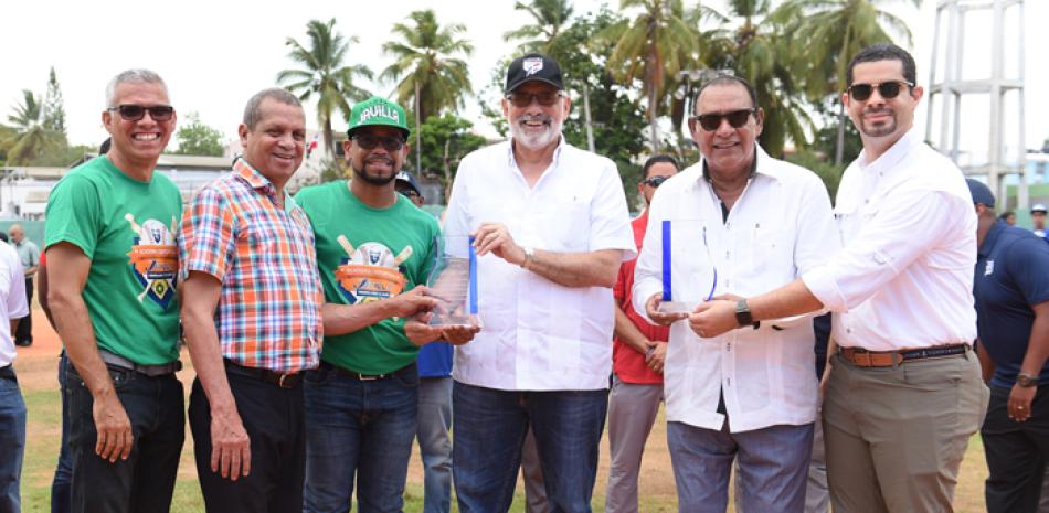 Miguel Franjul y Vitelio mejía al momento de recibir sus reconocimietos en la apertura del torneo de béisbol de la Javilla.