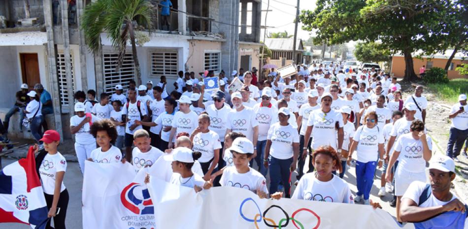 Cientos de personas participaron de la Caminata Olímpica llevada a cabo por calles y avenidas de Nagua, provincia María Trinidad Sánchez.