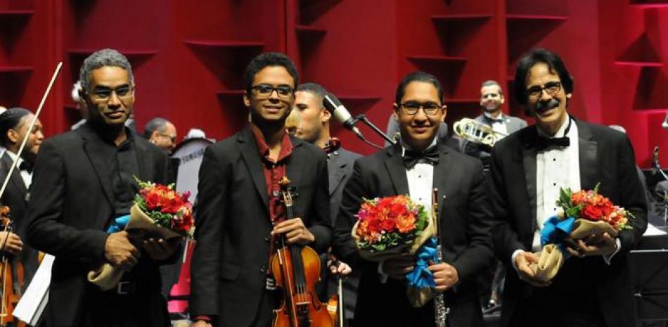 Elioenai Medina como solista (piano), el violinista Ramsés Cid, el joven flautista Víctor Hernández y el director Dante Cucurullo.

ENVIADAS