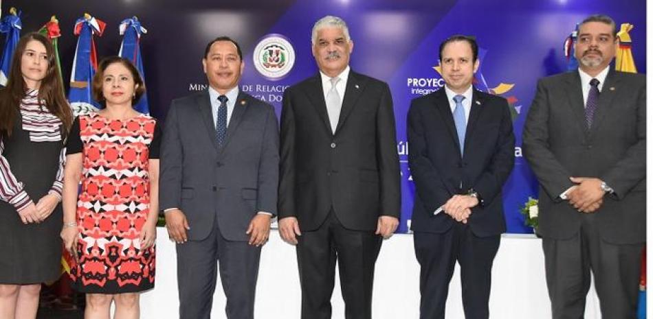 El canciller Miguel Vargas y vicecanciller Hugo Rivera junto a representantes de países miembros.