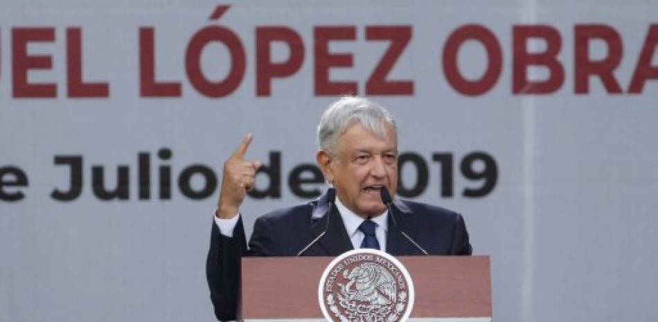 El presidente de México, Andrés Manuel López Obrador, durante su discurso al celebrar un año en la presidencia de ese país. Foto AP.
