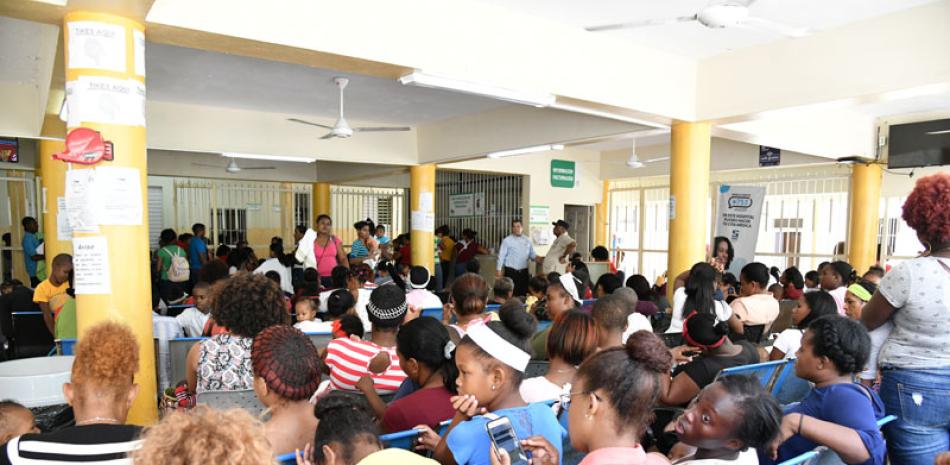 La sala de espera del hospital Infantil Robert Reid Cabral permanecía a media mañana de ayer repleta de pacientes con diferentes males médicos, entre ellos fiebre y otros síntomas de dengue. VÍCTOR RAMÍREZ