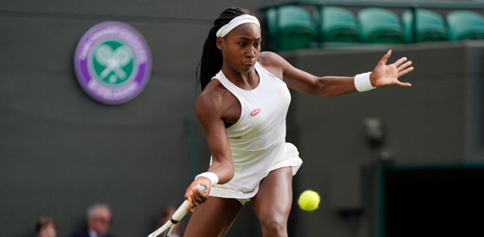 Cori Gauff aparece en acción en su partido frente a Venus Williams en la primera ronda del torneo de Wimbledon. /AP