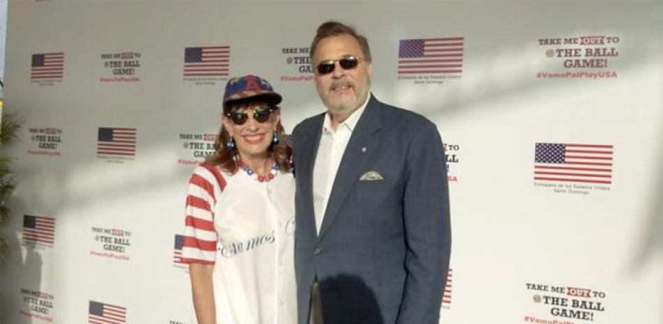 Ricky Noboa junto a la embajadora Robin Bernstein.