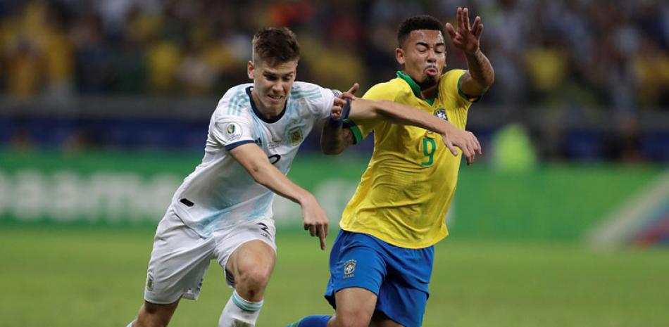 El jugador de Brasil Gabriel Jesús (derecha) disputa el balón con Juan Foyth de Argentina, durante el partido de semifinales de la Copa América. EFE