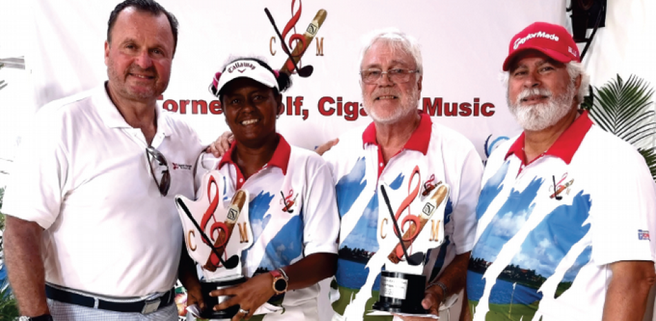 Gustavo de Hostos e Iván Fernández entregan los trofeos a los campeones del 3er. Torneo Golf, Cigar and Music 2019, Kjell Nord y Cecilia Rosado de Nord.