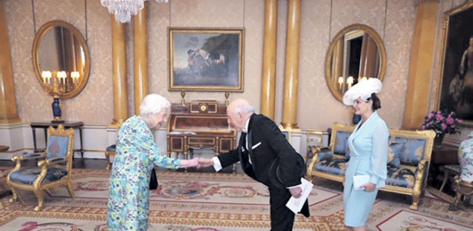 Hugo Guiliani Cury saluda a la reina Elizabeth II. FUENTE EXTERNA