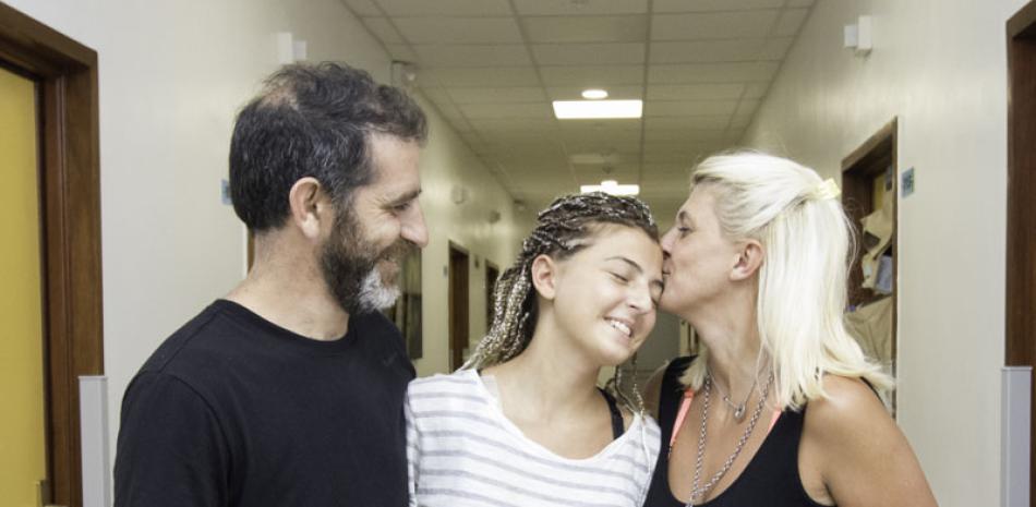 La paciente Candela Aylen Saccone comparte con sus padres en el pasillo del hospital la tarde anterior a su alta médica. (Foto: cortesía HGPS)