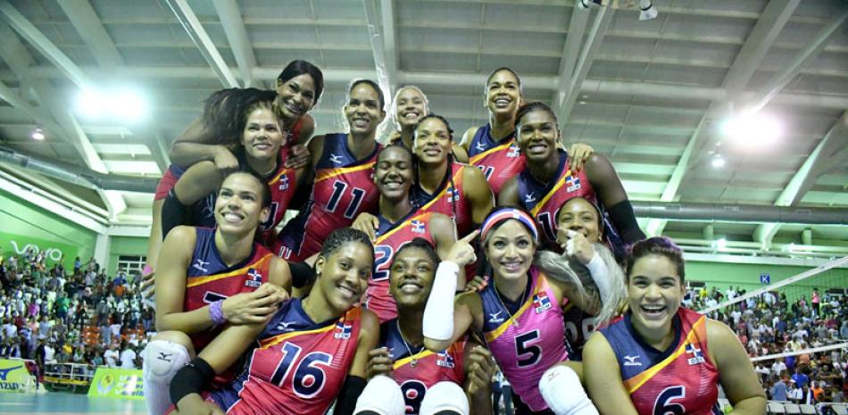 Las jugadoras dominicanas se muestran felices luego de ganar la plata en la pasada Copa Panam 2018.