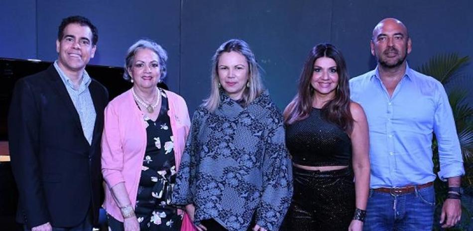 Kamal Khan, Carmen Rita Malagón de Moya, Margarita Miranda de Mitrov, Hilda Ramos y César López.