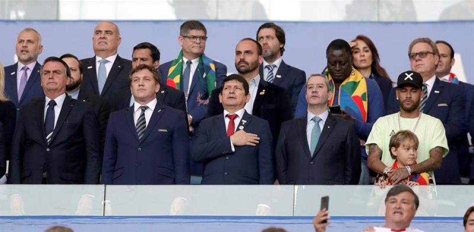Bolsonaro, ministros y Neymar durante la previa del partido entre Brasil y Perú / EFE