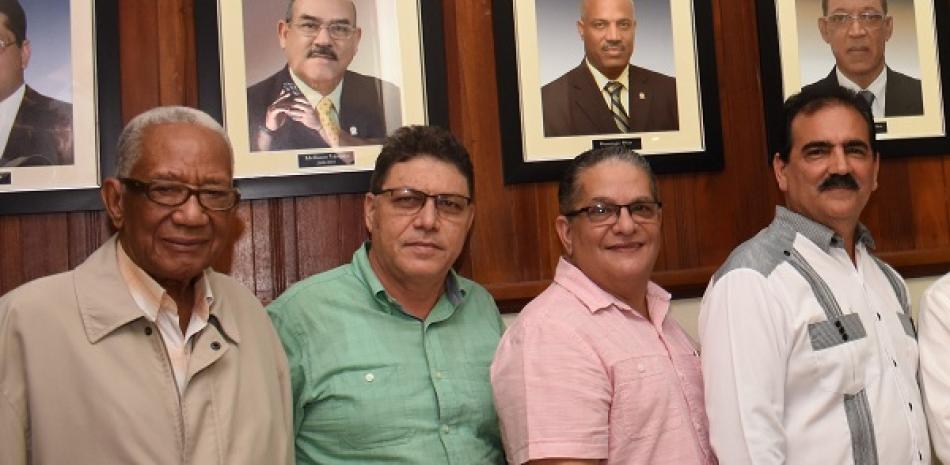 Arturo Espinal presidentes de la Asociación de Ferreteros junto a algunos de los que forman parte de la galería