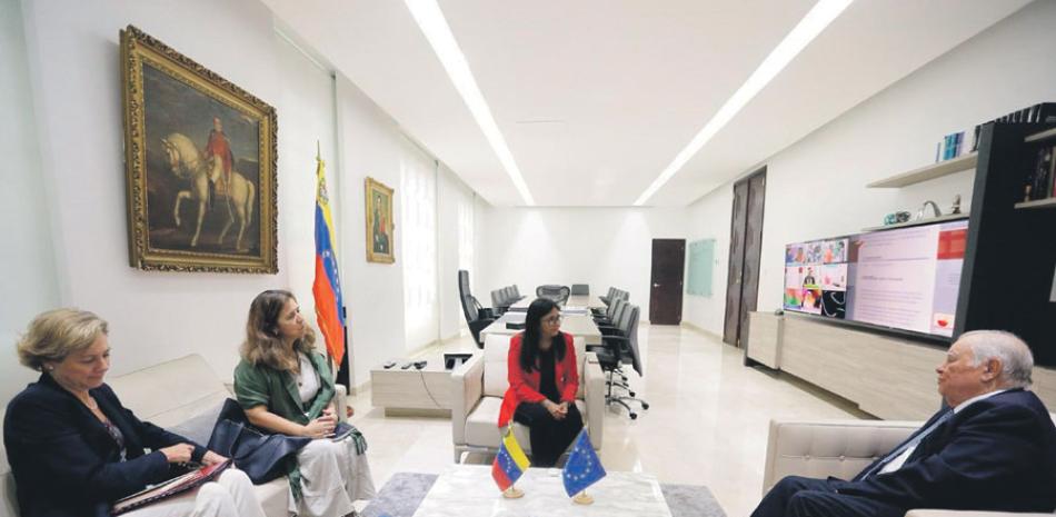 La vicepresidenta Delcy Rodríguez se reunió con el asesor de la UE para la crisis venezolana, Enrique Iglesias, ayer en Caracas. EFE