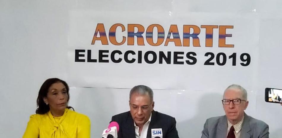 Maura Alcántara, Carlos Cepeda Suriel y Estuardo Arias, los jueces electorales.