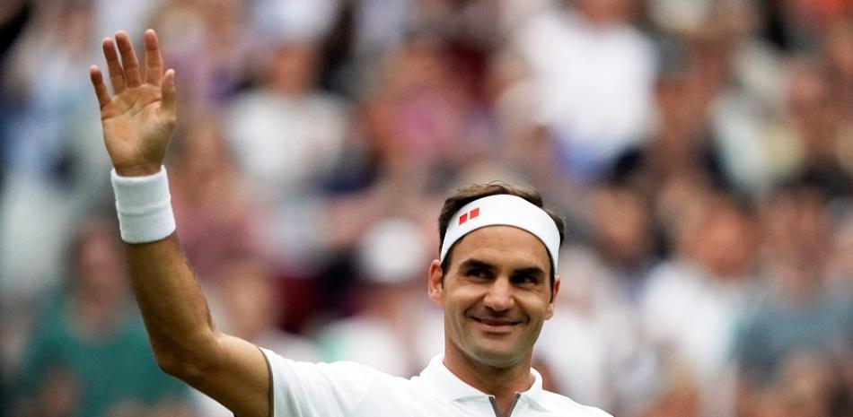 Roger Federer saluda a la concurrencia luego de vencer Kei Nishikori.
