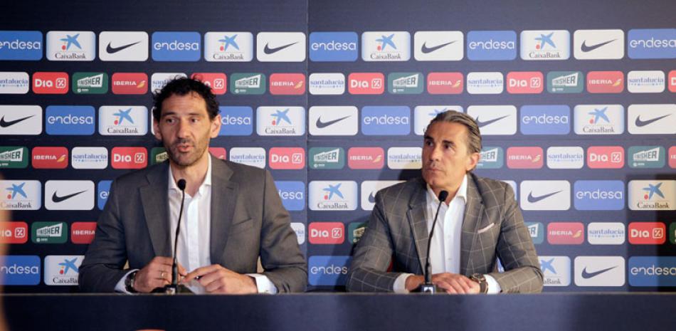 Jorge Garbajosa y Sergio Scariolo dan detalles de la selección de España. EFE