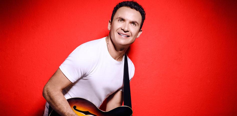 El cantante colombiano Fonseca promueve su sencillo “1001 noches”, que marca una etapa diferente en su carrera.