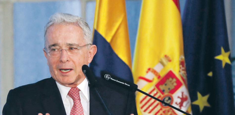 Álvaro Uribe, en la foto, junto a Andrés Pastrana, serán escuchados en la Comisión de Acusaciones. EFE
