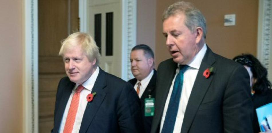 Boris Johnson (Corbata roja) junto a Kim Darroch