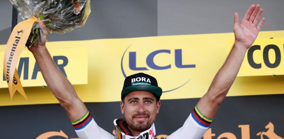 Peter Sagan celebra en el podio su victoria después de la quinta etapa de la 106a del Tour de Francia. EFE