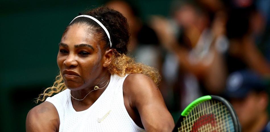 Serena Williams en acción durante su encuentro en la semifinal contra la checa  Barbora Strykova.