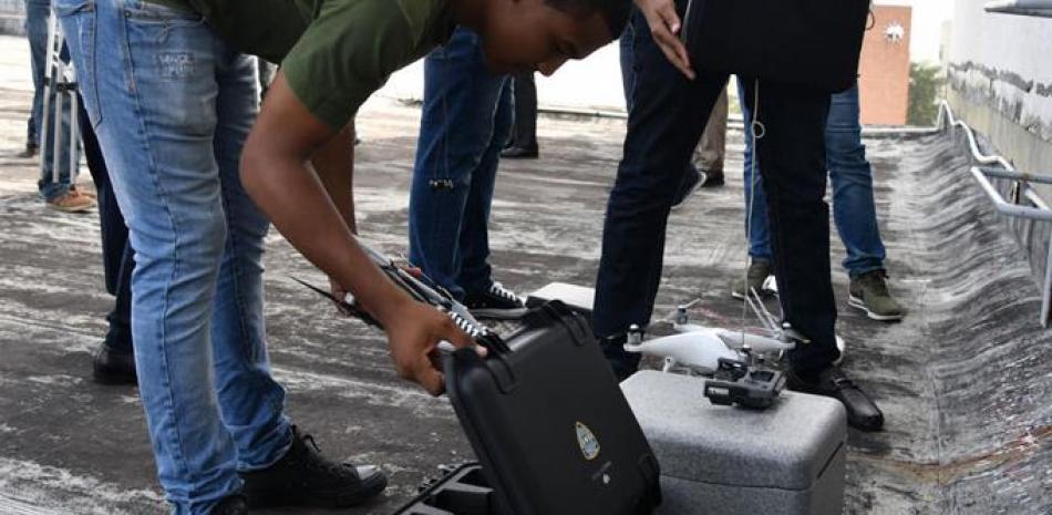 Drones y varios operadores en la azotea del Congreso